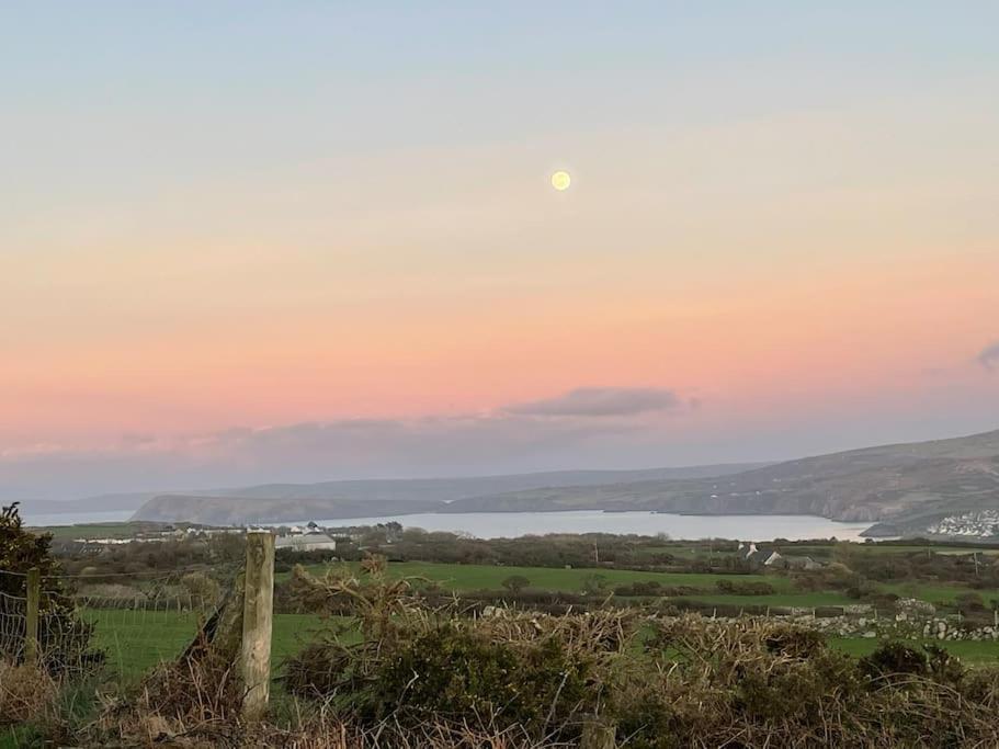 The Hut@Trefechan Wen - Coastal Coziness! Villa Goodwick Exterior photo